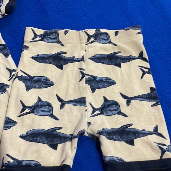 OLD NAVY PAJAMA SET BOYS 4T 🦈 - Picture 3 of 4